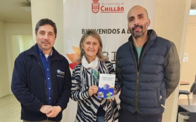 Entrega de Libro en Biblioteca Municipal, Chillán